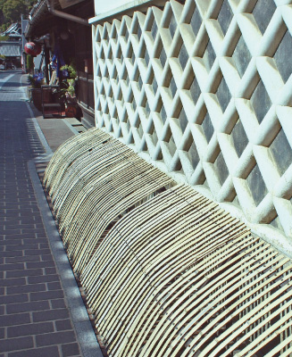 小路の溝にかかる竹細工のアーチ